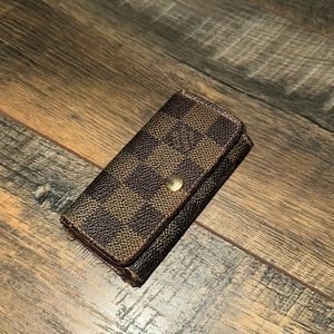 Authentic Louis vuitton 4 key holder damier